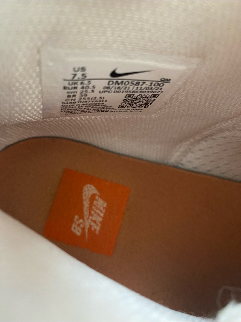 Nike Mens Mid-Top Sneakers. (Or Women) - Picture 12 of 16
